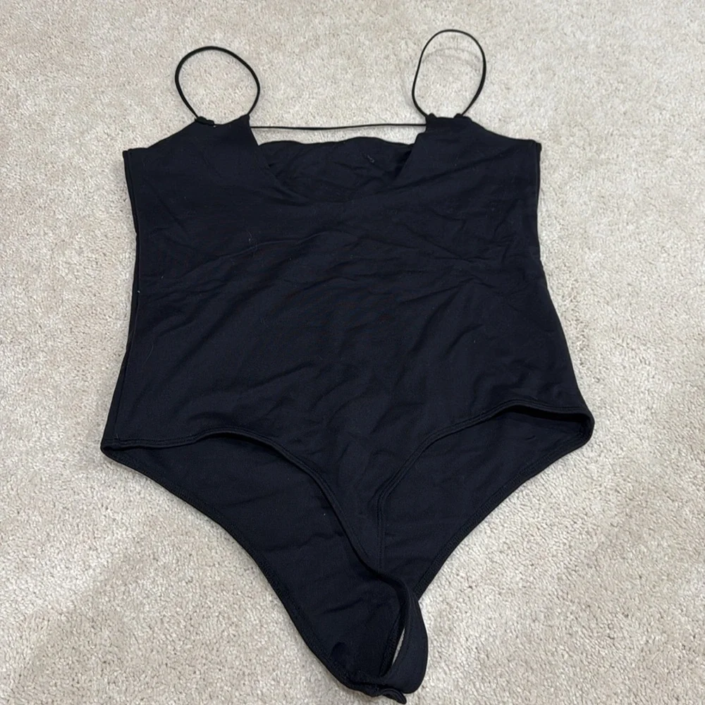 A&F Women’s thong bodysuit
Soft A&F collection/stretch
Skinny Strapped Detail - Picture 2 of 2